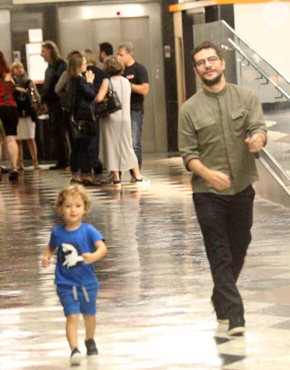 Filho de Sophie Charlotte e Daniel de Oliveira, Otto, de 3 anos, se divertiu em passeio com os pais em shopping