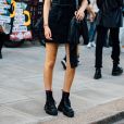Vestido e sapato pretos: o modelo mini com mangas bufantes e decote reto pode ser combinado com um coturno no mesmo tom em look monocromático