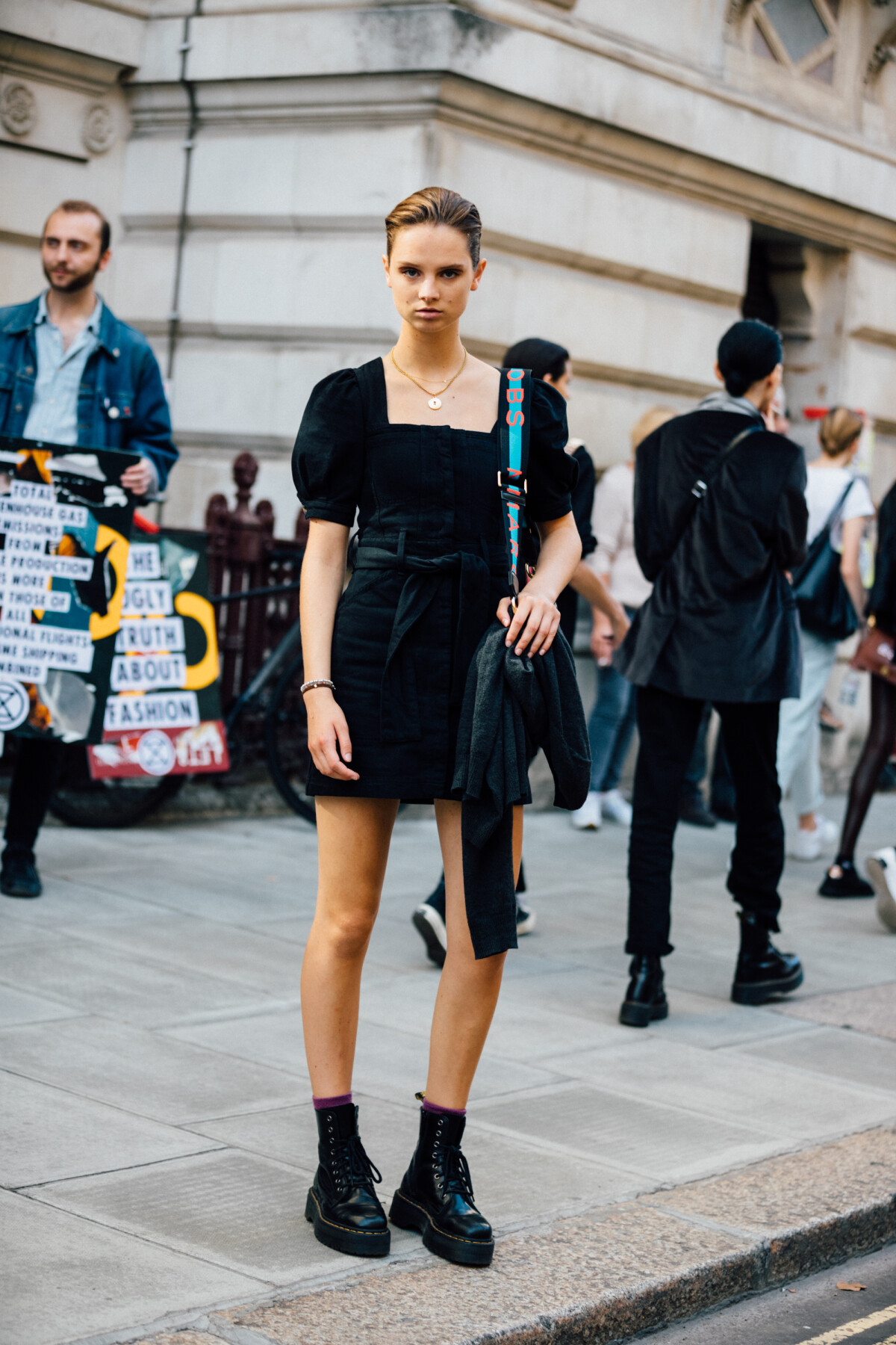 Vestido com best sale sapato preto