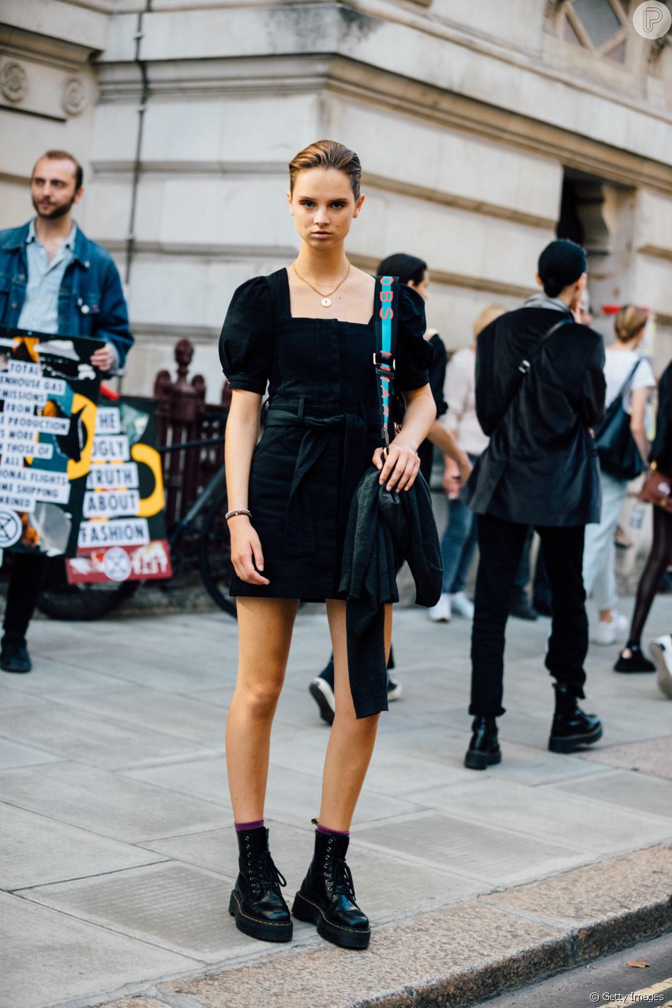 vestido com coturno preto