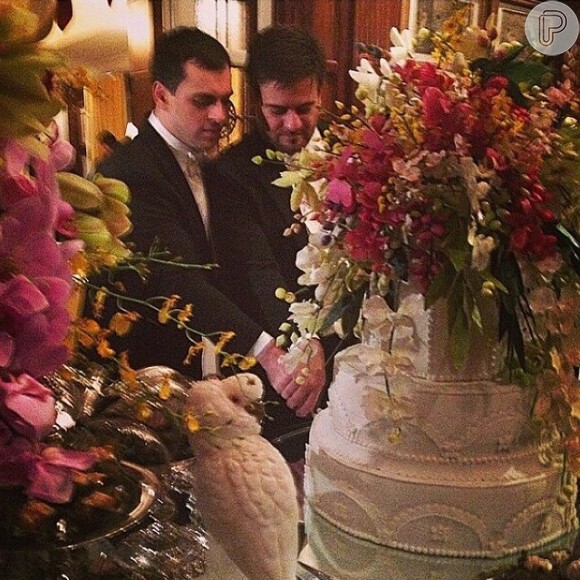 Bruno Astuto e Sandro Barros cortam bolo de casamento