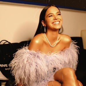 Bruna Marquezine comemora amizades femininas: 'Eu já troquei muito com muitas mulheres. Às vezes só o olhar da outra, em um ambiente que por algum motivo é desconfortável ou opressor, significa muito'