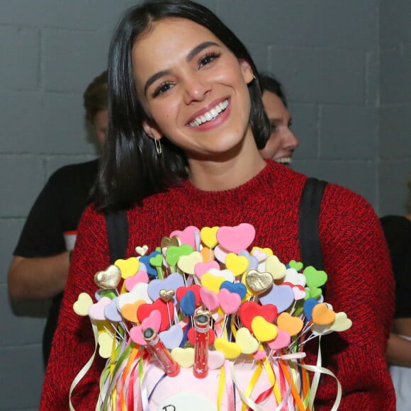 Bruna Marquezine contou como encara prejuízos trazidos pela fama