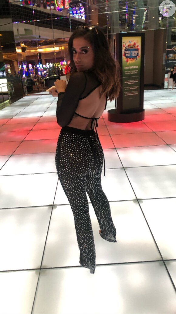 Anitta usa top com transparência e brilho em festa em Las Vegas nesta quarta-feira, dia 13 de novembro de 2019
