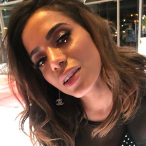 Anitta aposta em make com delineado com brilho e strass em festa em Las Vegas nesta quarta-feira, dia 13 de novembro de 2019