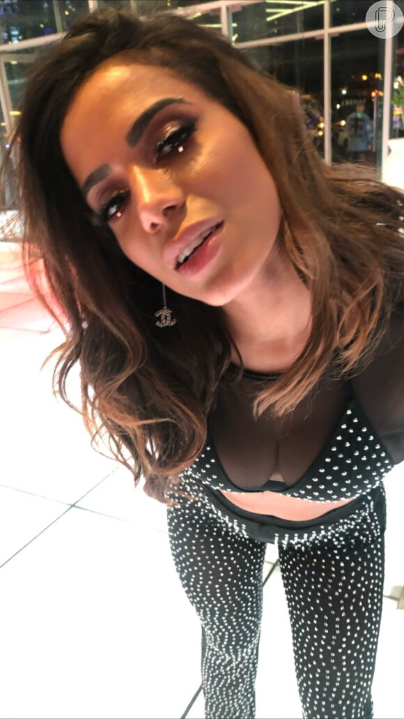 Anitta aposta em make com delineado com brilho e strass em festa em Las Vegas nesta quarta-feira, dia 13 de novembro de 2019