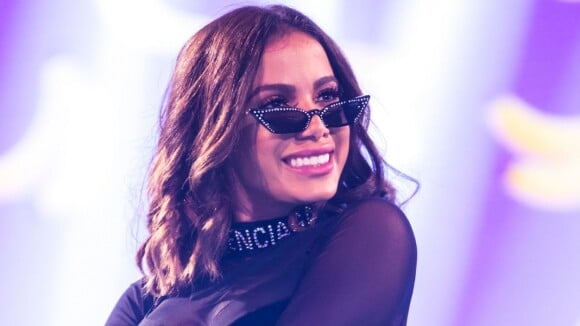 Anitta aposta em calça transparente com brilho em festa com amigos em Las Vegas