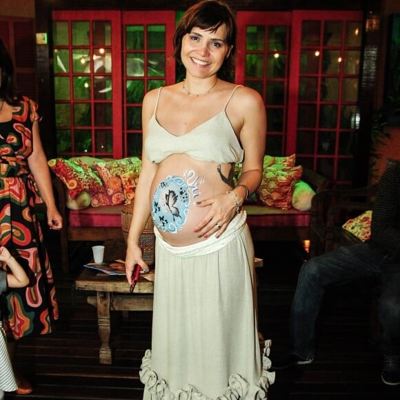 Letícia Colin se emocionou ao mostrar foto do momento do nascimento do filho