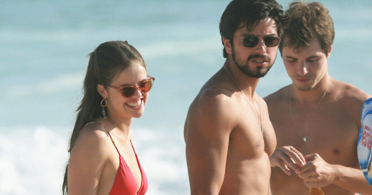 Agatha Moreira E O Namorado Rodrigo Simas Curtem Praia Com Amigos Fotos Purepeople