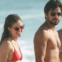 Agatha Moreira e o namorado, Rodrigo Simas, curtem praia com amigos. Fotos!