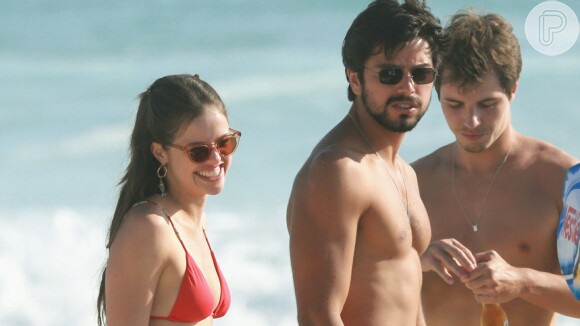 Agatha Moreira e Rodrigo Simas se divertiram entre amigos na praia da Barra da Tijuca, zona oeste do Rio, neste sábado, 16 de novembro de 2019