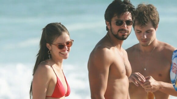 Agatha Moreira e o namorado, Rodrigo Simas, curtem praia com amigos. Fotos!