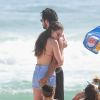 Agatha Moreira e Rodrigo Simas trocaram carinhos na praia