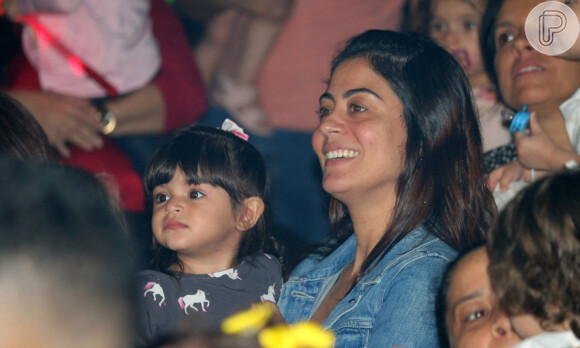 Carol Castro levou a filha, Nina, para assistir ao espetáculo 'Sorrir e Brincar', de Patati Patatá, neste sábado, 16 de novembro de 2019