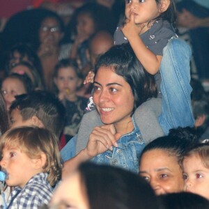 Carol Castro e a filha curtiram o espetáculo 'Sorrir e Brincar', de Patati Patatá, neste sábado, 16 de novembro de 2019