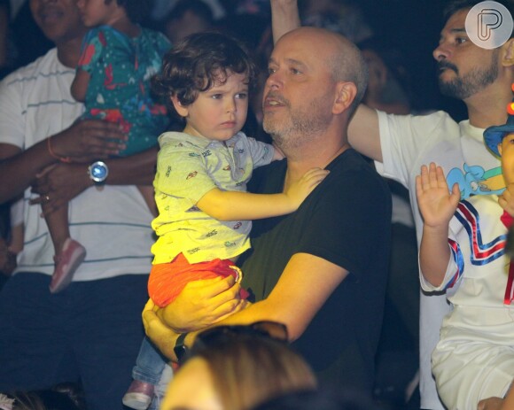 Filho de Alex Escobar, Francisco assistiu ao espetáculo 'Sorrir e Brincar, de Patati Patatá