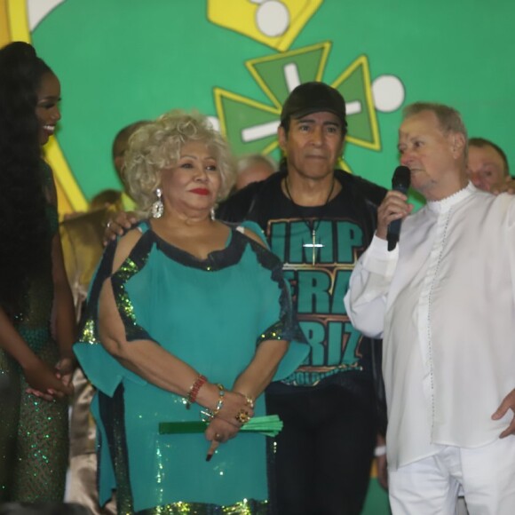 Iza é coroada rainha de bateria da Imperatriz Leopoldinense ao lado de Alcione