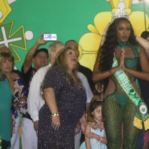 Iza recebe coroa de rainha de bateria da Imperatriz Leopoldinense