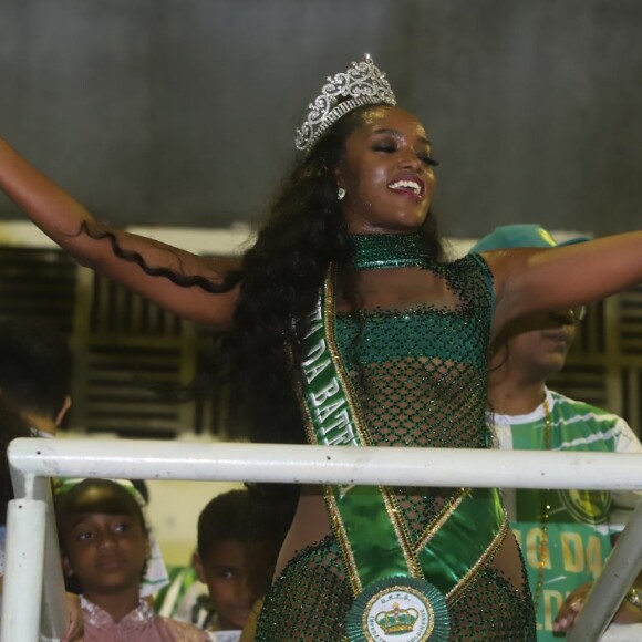Iza é coroada rainha de bateria da Imperatriz Leopoldinense na quadra da escola em Ramos