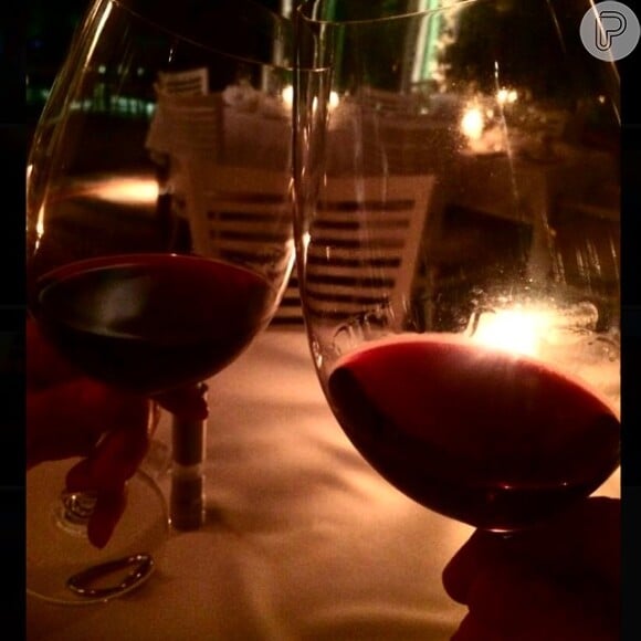 Ticiane Pinheiro postou foto de jantar com César Tralli. 'Um brinde ao amor'