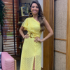 Patricia Poeta elegeu um vestido assimétrico amarelo que tem a cara do verão
