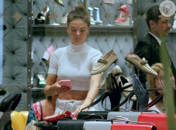 Isis Valverde fotografa calçados de luxo em ida às compras