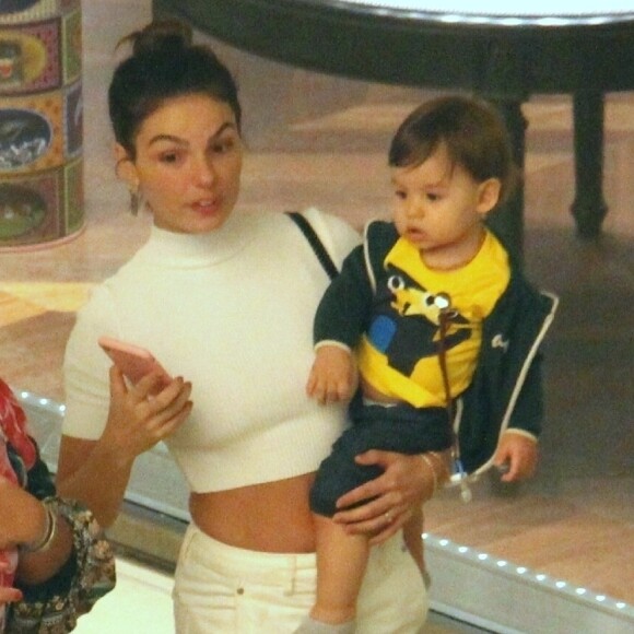Isis Valverde aposta em look total white para ir às compras com o filho, Rael