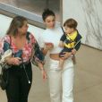 Filho de Isis Valverde esbanja fofura em dia de compras com a mãe no Village Mall, na Barra da Tijuca, Rio de Janeiro