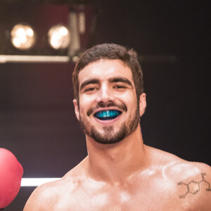 Caio Castro tinha barba e bigode para viver boxeador na novela 'A Dona do Pedaço'