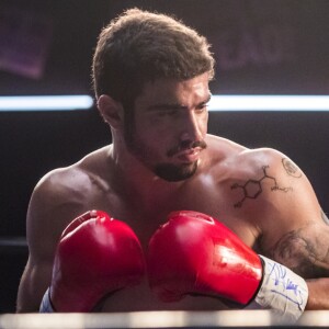 Caio Castro tinha meta de beber quatro litros e meio de água para interpretar boxeador Rock