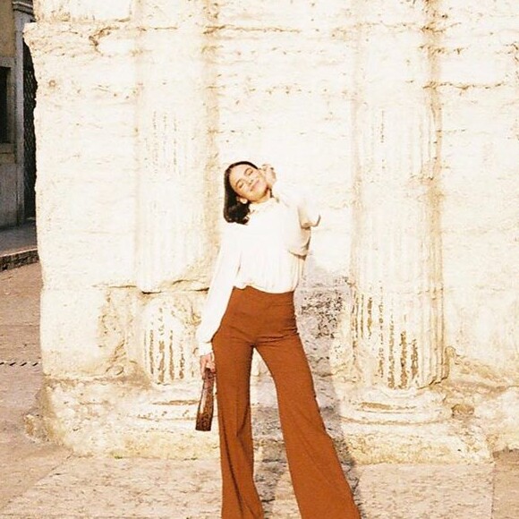 Bruna Marquezine aposta em blusa de seda com manga balonê e gola franzida, chemise modelo Georgette da marca Chloe