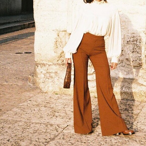 Bruna Marquezine aposta na tendência snake print em bolsa de mão