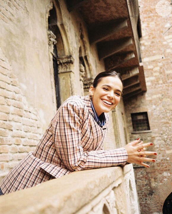 Bruna Marquezine, em Verona, pede sorte no amor com superstição em viagem