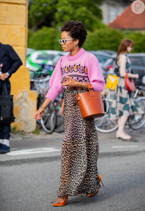 Nesse look, a saia animal print é o destaque do look, mas o suéter colorido também garante um toque moderno ao visual