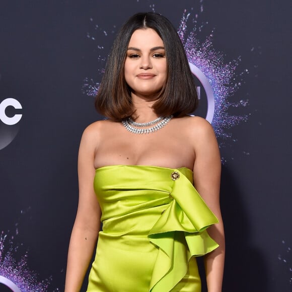 Neon em alta: Selena Gomez apostou no vestido tomara que caia e scarpins verde neon da Versace no AMA's