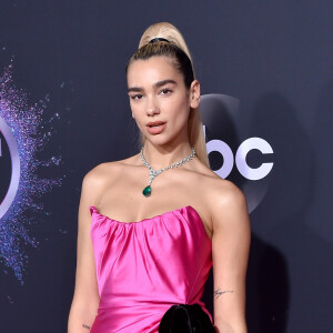 Dua Lipa apostou no vestido tomara que caia em tom de pink, bem saturado, para o AMA's 2019