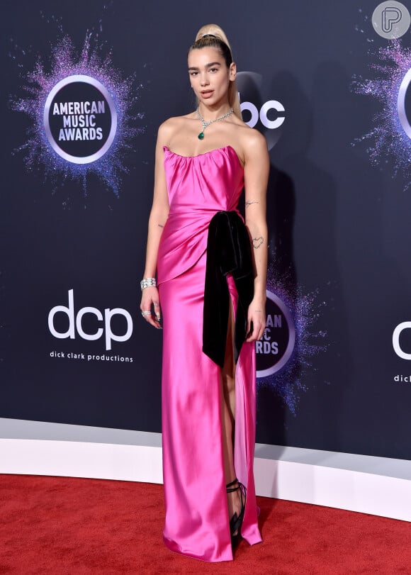 Dua Lipa apostou no vestido tomara que caia em tom de pink, bem saturado, para o AMA's 2019