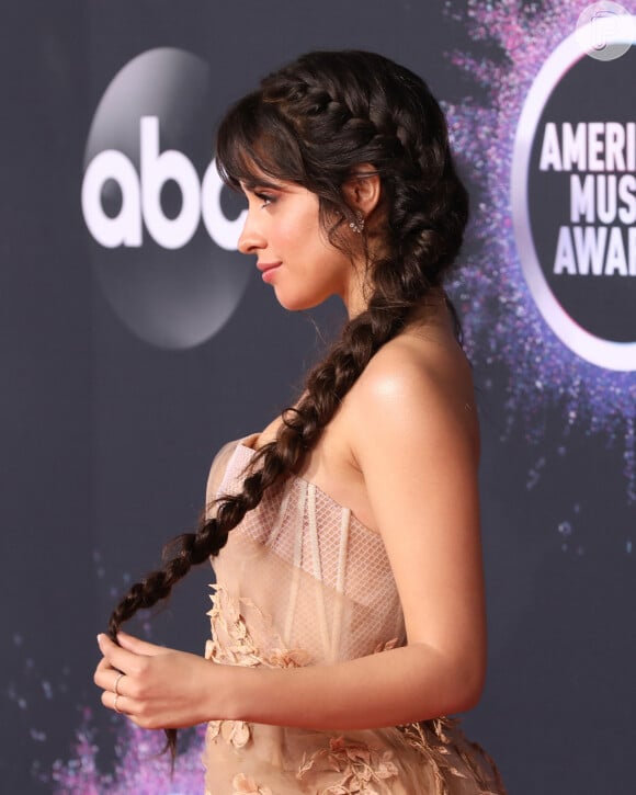 Camila Cabello apostou em um penteado romântico de trança lateral para acompanhar o mood do vestido nude no look do AMA's 2019