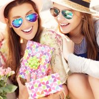 Amigo-oculto: 10 dicas criativas de presentes de moda e beleza por até R$50