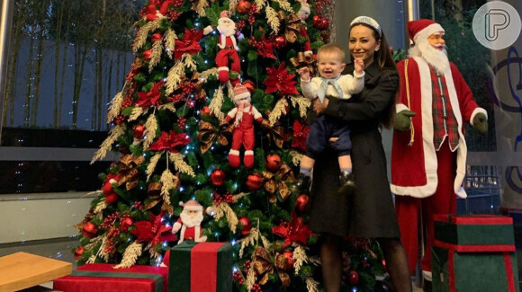 Sabrina Sato mostrou reação da filha, Zoe, ao ver árvore de Natal pronta neste domingo, 24 de novembro de 2019