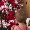 Zoe, filha de Sabrina Sato e Duda Nagle, ficou encantada com árvore de Natal