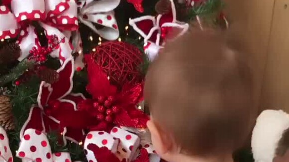 Zoe, filha de Sabrina Sato e Duda Nagle, ficou encantada com árvore de Natal