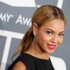 Beyoncé posa no tapete vermelho do Grammy, em Los Angeles. Foto em fevereiro de 2012