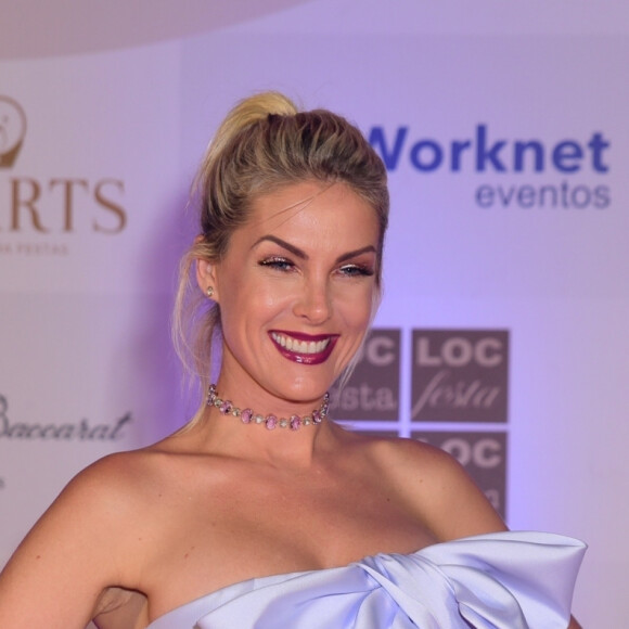 Beleza de Ana Hickamann chamou atenção em jantar beneficente do Instituto Ressoar