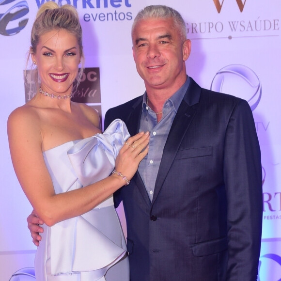 Ana Hickamann e o marido, Alexandre Correa, prestigiaram o jantar beneficente do Instituto Ressoar nesta terça-feira, 26 de novembro de 2019