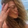 Paolla Oliveira curte férias na praia e compartilha foto com biquíni estampado e cabelo natural nesta quarta-feira, dia 27 de novembro de 2019