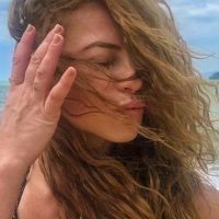 De biquíni estampado e cabelo natural, Paolla Oliveira curte férias na praia