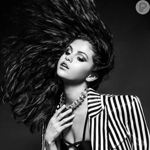Selena Gomez posa para editorial de moda