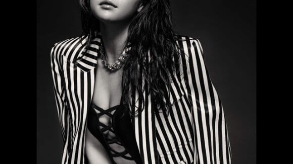 Selena Gomez aparece com maiô superdecotado em ensaio de moda