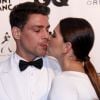Cauã Reymond e Mariana Goldfarb trocam beijos em premiação